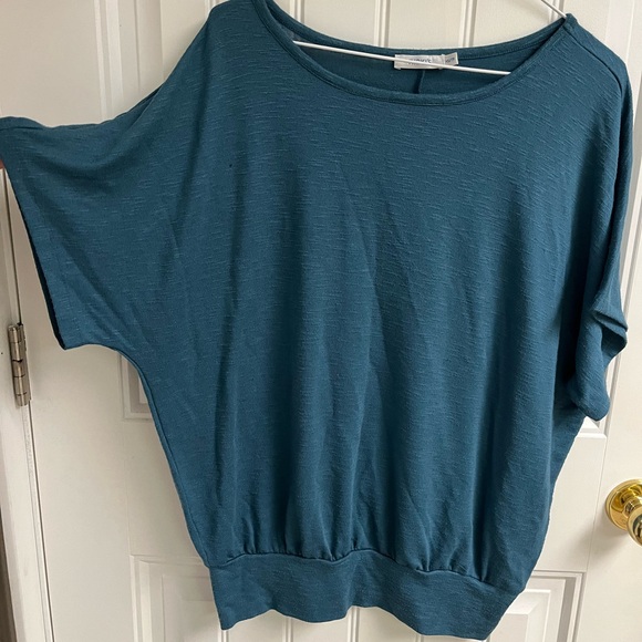 2 Dolman style short sleeve shirts - Picture 5 of 6